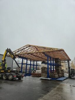 Dřevěné vazníky, délka 16 m, výška 2,2 m, velmi zachovalé