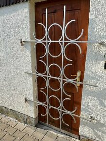 mříže do oken 4x,  dveří 2x a vrata  1x, MASIV