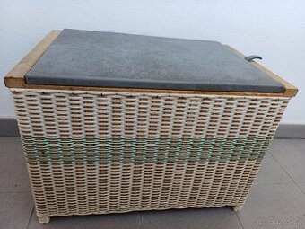 Lavička a skříňka dva v jednom