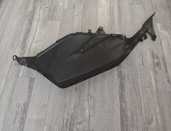 PRAVÝ nášlap Honda PCX 18-20