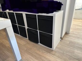 Ikea Kallax s černými krabicemi