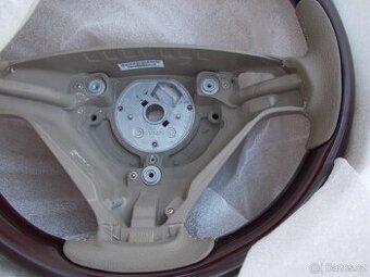 VOLVO-dřevěný volant