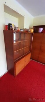 Zachovalou obývací stěnu a šatní skříň SPĚCHÁ