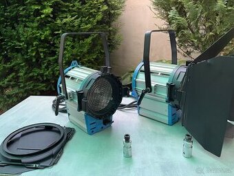 2ks Arri T1 1000W kopie + 3 náhradní žárovky, klapky, spigot