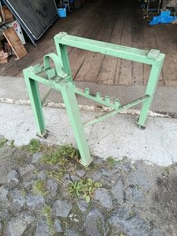 Stojan na ruční hydraulickou ohýbačku trubek.