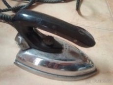 Starožitná cestovní žehlička