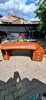 Masivní kancelářský stůl