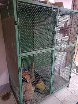 Klec pro papoušky, fretky,atd. Dvojitá je rozdělena na 2krat