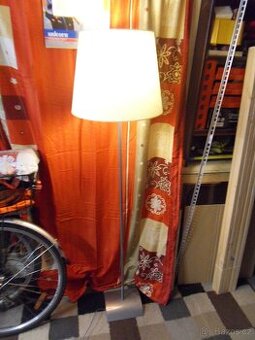 Stojací lampa