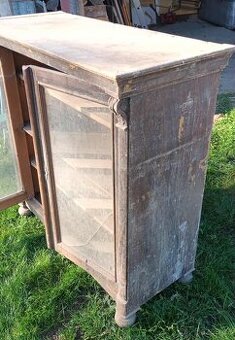 Starožitná skříňka