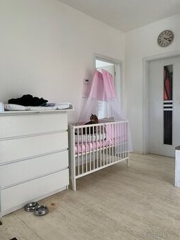 Dětská postýlka s nebesy