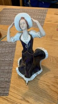 Porcelanova figurka Panenka s kloboukem