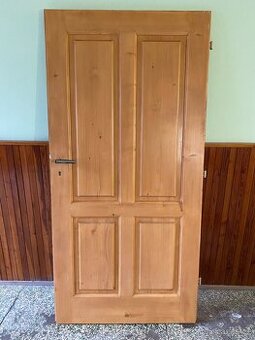 MASIVNÍ DŘEVĚNÉ DVEŘE