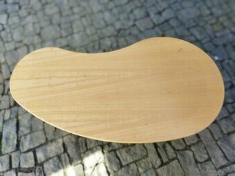 Stolek, lampa, židličky