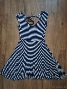 dívčí modrobílé pruhované námořnické šatky 140- zn. Bershka