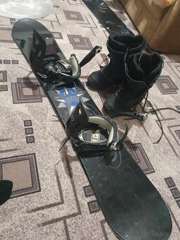 Snowboard s vázáním a botama