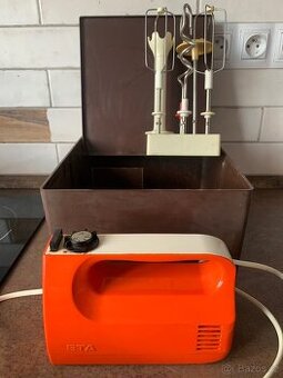 Oblíbený a spolehlivý šlehač ETA 0042 s plným příslušenstvím