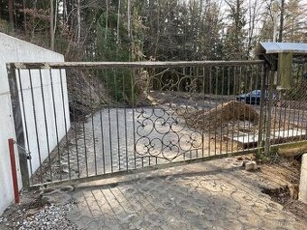 Masivní kovaná vjezdová brána – 5m (pojezdová)