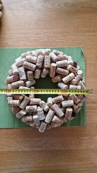 Dekorační věnec z korkových špuntů průměr 28 cm