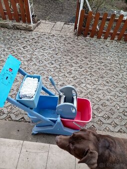 Čistič na okna + úklidový komplet