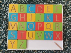 Dřevěná abeceda Montessori pro první pochopení písmen