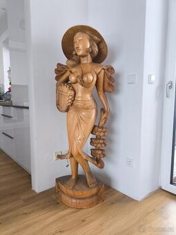 Socha ženy, dřevo, výška 150 cm.