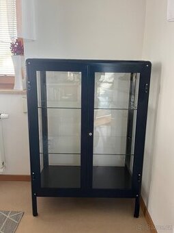 Modrá vitrína ve skandinávském stylu z IKEA