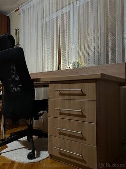 Psací stůl se židlí