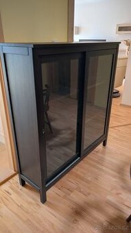 IKEA černá knihovna s prosklenými posuvnými dveřmi