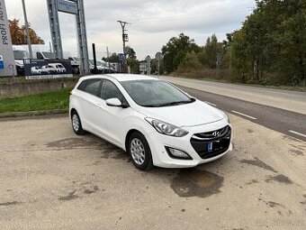 HYUNDAI I30 1.6 CRDI 94 KW KOMBI VÝHŘEV SENZORY KAMERA
