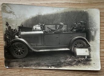 Dobová pohlednice s Mercedesem