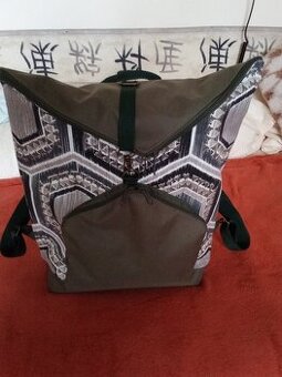 Rolovací dámský batoh