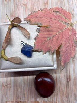 Vzácný krystalek Tanzanitu zcela přírodní drahokam