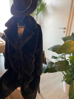 Guess kozisek cerny damsky kabat plydovy 38