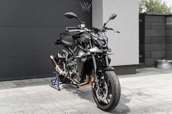 Yamaha MT-09 + Výfuk Akrapovič so zvodami