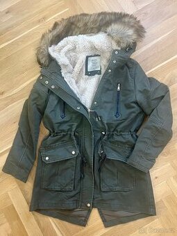 Bershka-zimní bunda s chlupatou podšívkou, vel. 170