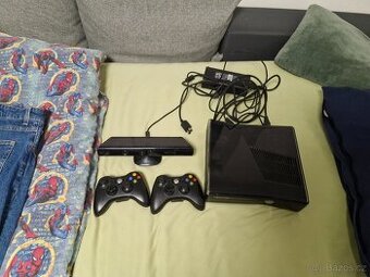 XBOX 360, kinect, 2x ovladač, hry