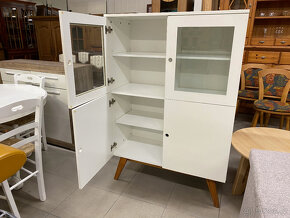 Bílá moderní komoda