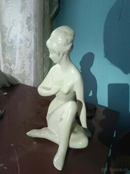 socha jihokera sedící dívka s náhrdelníkem