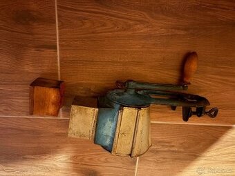 Retro mlýnek na strouhanku