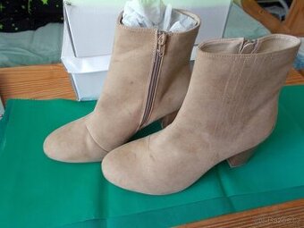 KOTNÍČKOVÉ BOTY Č.40