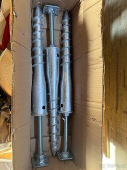 Zemní vruty s patkou 750 mm, 3 ks