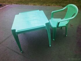 Plastový stolek se židlí