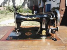 Historický šicí stroj LADA