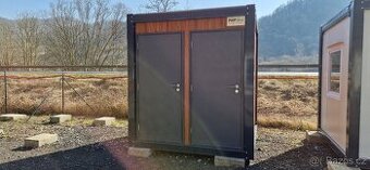 Obytný kontejner o rozměru 2,4 x 2,4 m včetně WC