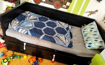 Černá postel hemnes