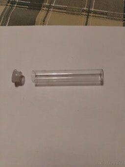 Laboratorní sklo- uzavíratelná zkumavka