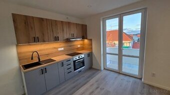 Pronájem bytu 3+1+balkón v ulici Tyršovo nám. v Lounech - 1