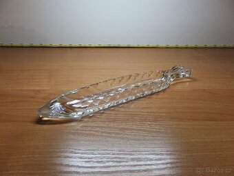 Prvorepubliková broušená miska ve tvaru ryby.