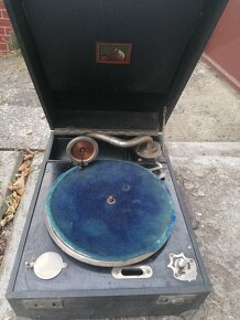 Kufříkový gramofon